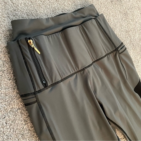 Dene Adams Women's Size 28 x 26 Concealed Carry Tactical Leggings Gray/Black - Picture 3 of 13